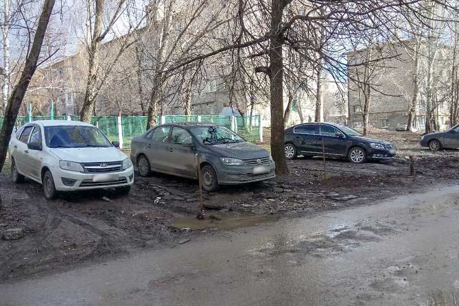 Саратовцев призывают доносить на автомобилистов, паркующихся на зеленых зонах