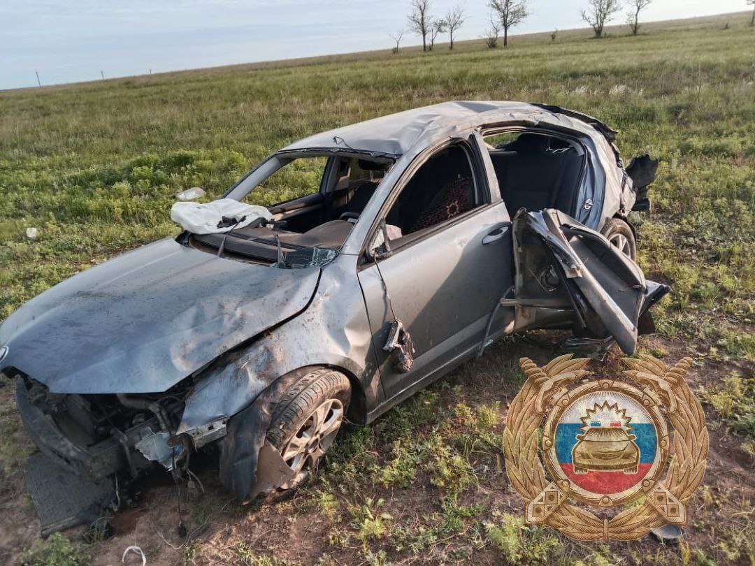В Саратовской области в перевернувшейся иномарке погибла пассажирка