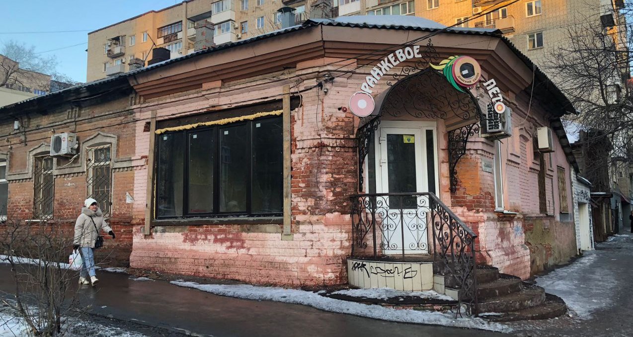 В центре Саратова незаконно изменили фасад здания