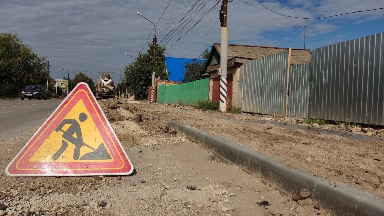 Все ходят на свой страх и риск»: Жители Энгельса массово жалуются на  тротуары