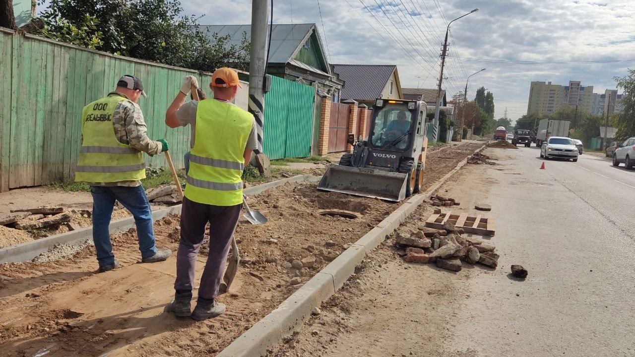 Все ходят на свой страх и риск»: Жители Энгельса массово жалуются на  тротуары