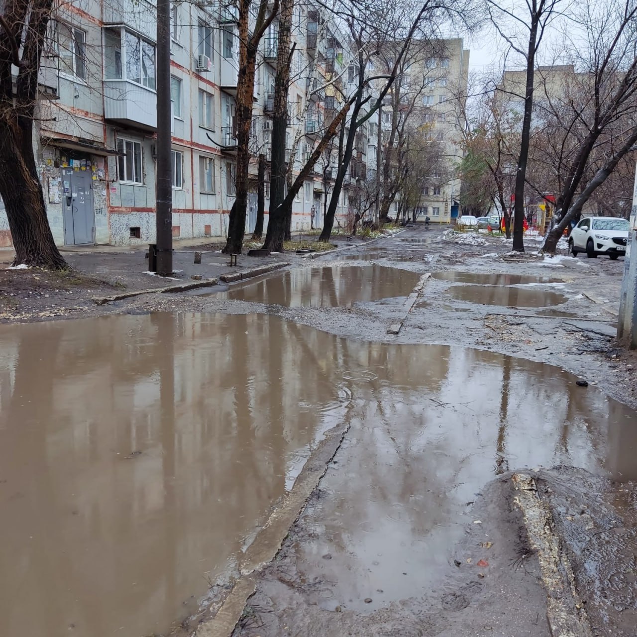 Грязь, ямы, лужи» - саратовцы описывают ужасы дворовых территорий