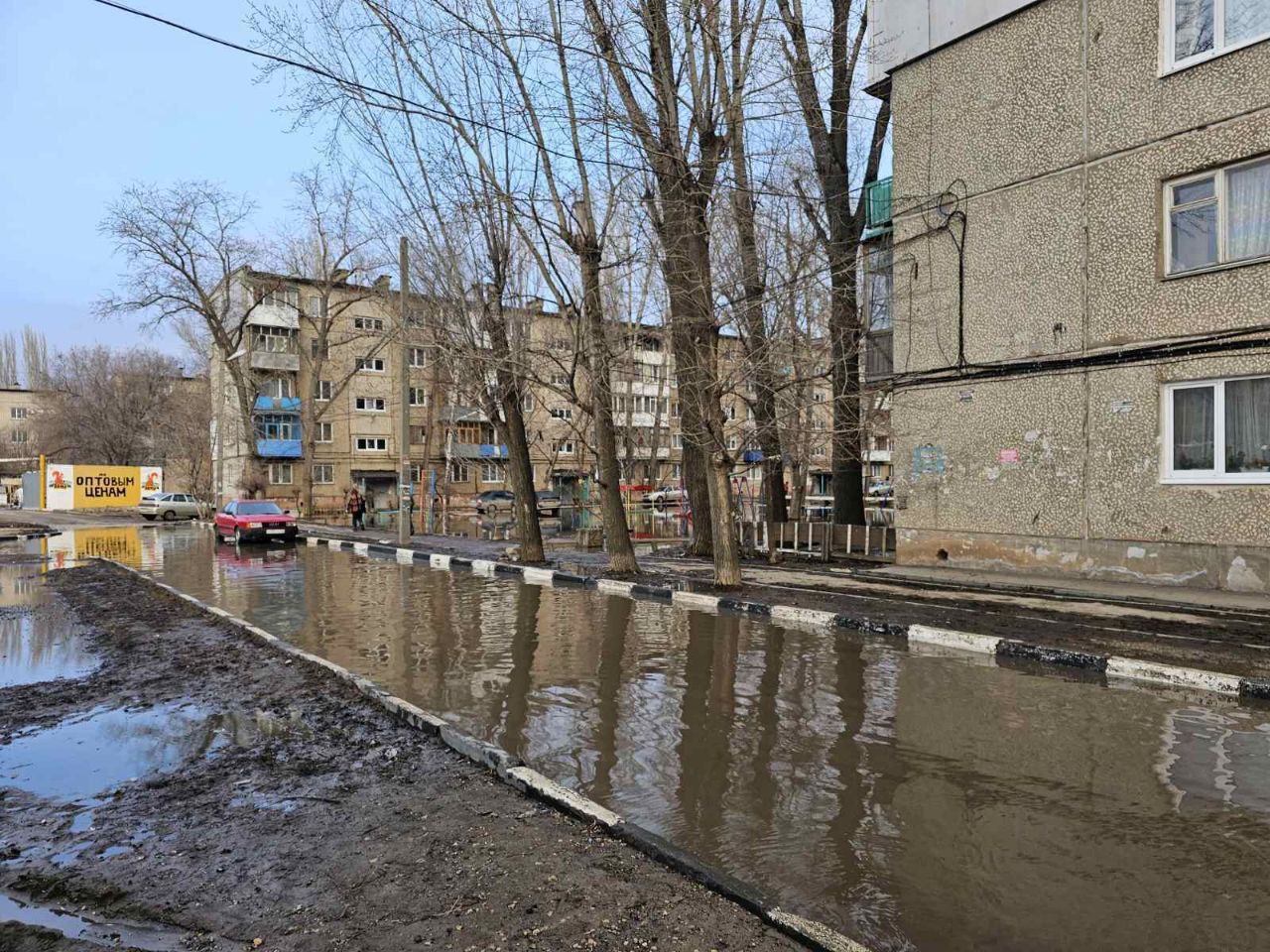 Река из нечистот третьи сутки затапливает жителей Энгельса