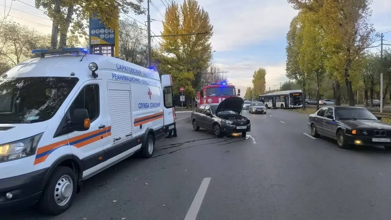В Саратове автобус № 18А столкнулся с «Ладой»: есть пострадавшие В Саратове автобус № 18А столкнулся с «Ладой»: есть пострадавшие