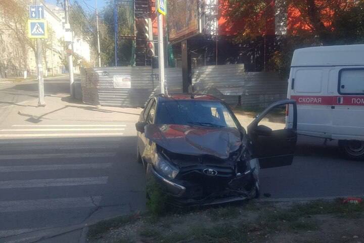 В столкновении "BMW" и "Гранты" в центре Саратова разбились трое пенсионеров