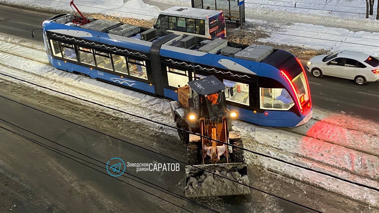 В Саратове ДТП "Богатыря" со снегопогрузчиком парализовало движение трамваев