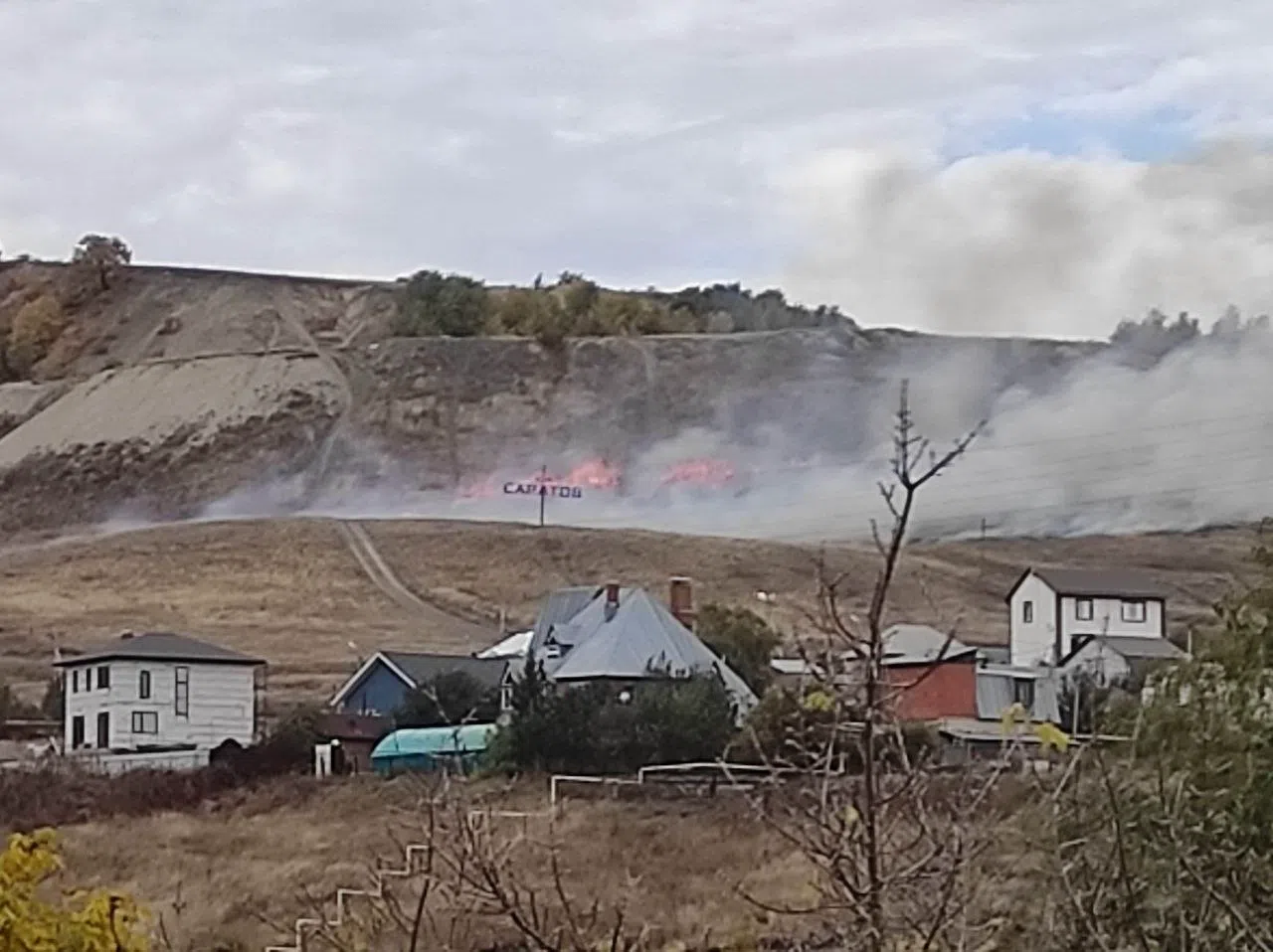 В Саратове случился пожар на Кумысной поляне В Саратове случился пожар на Кумысной поляне
