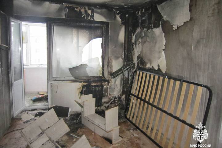 В Энгельсе из-за новогодней гирлянды загорелась квартира в десятиэтажке