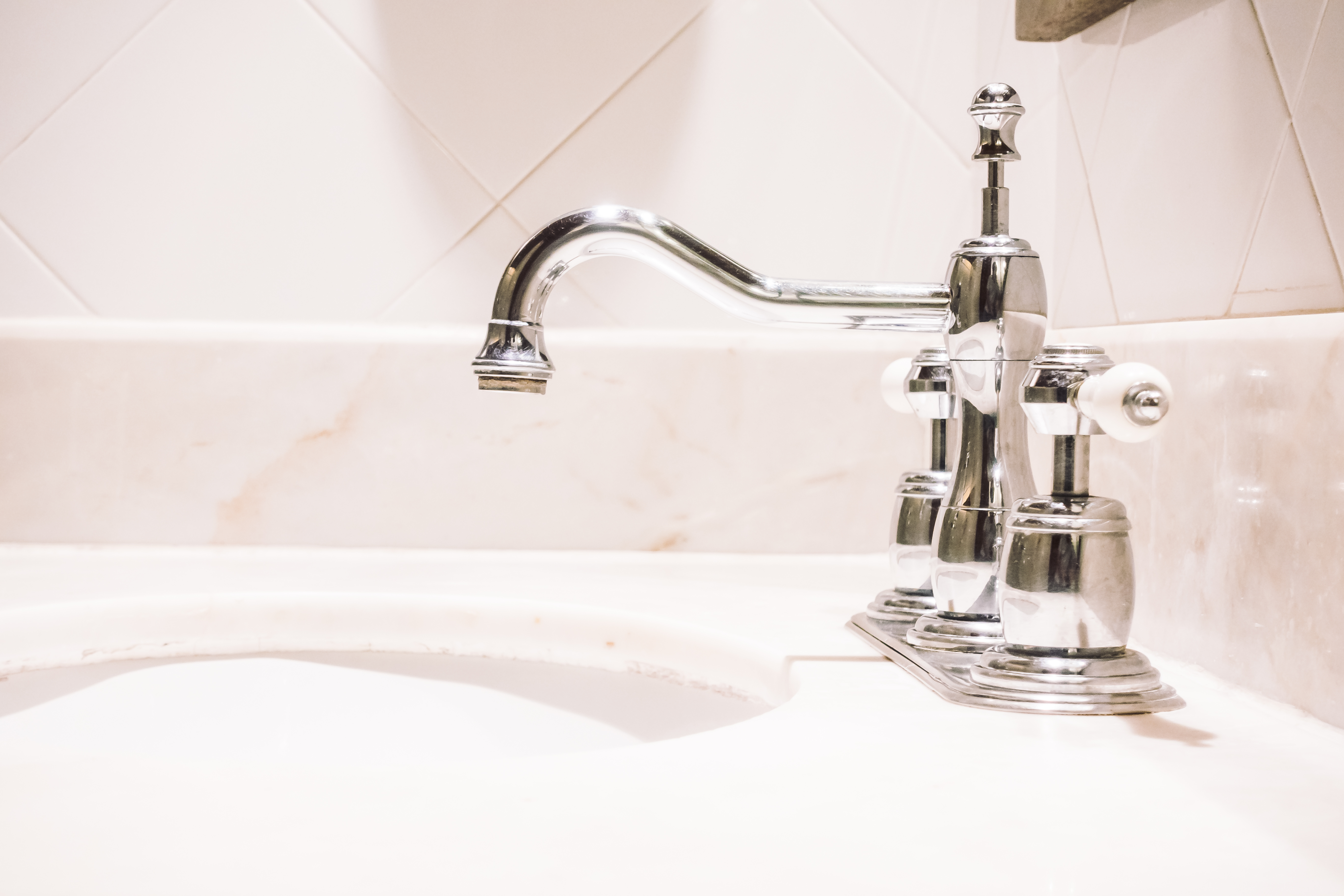 Жители Солнечного-2 вторые сутки проводят без горячей воды