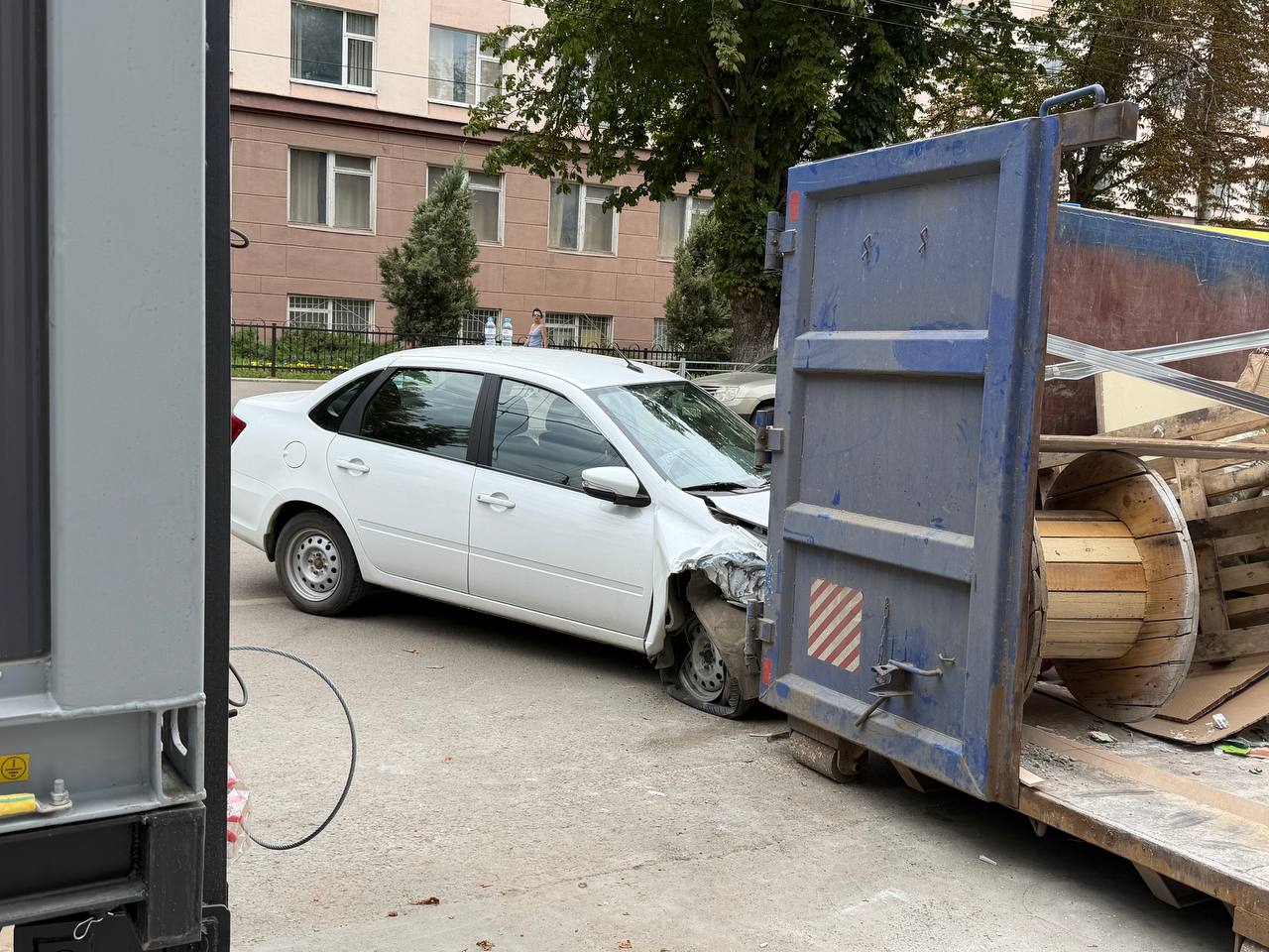 В центре Саратова легковушка влетела в мусорный контейнер В центре Саратова легковушка влетела в мусорный контейнер