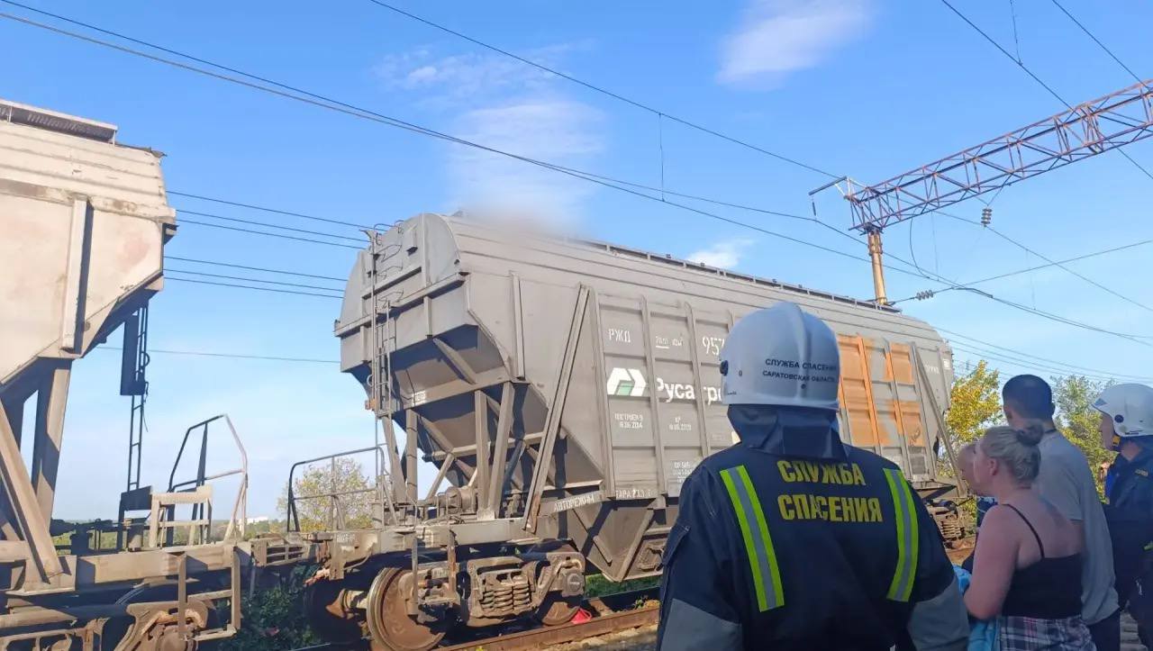 В Саратове две девочки залезли на поезд и получили удар током
