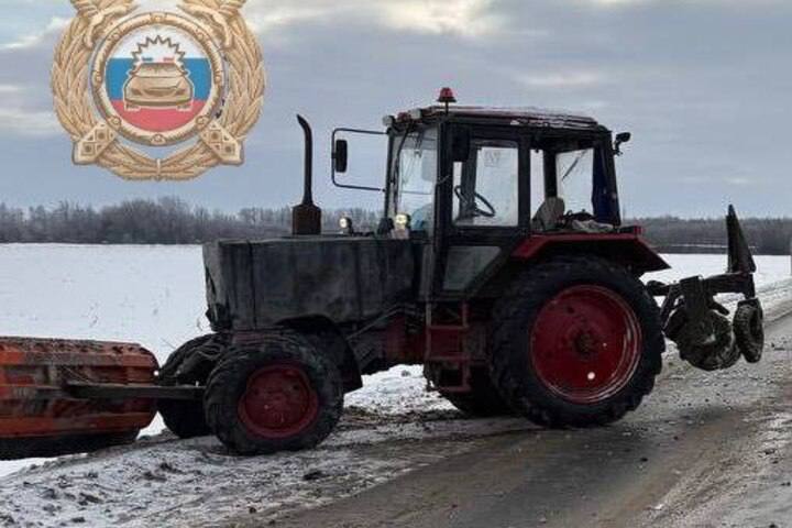 В Балашовском районе "Тойота" угодила под трактор