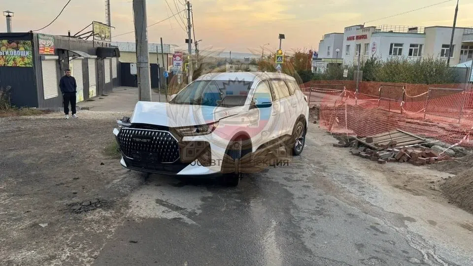 В Саратове иномарка врезалась в столб В Саратове иномарка врезалась в столб
