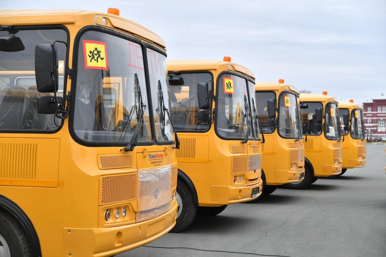 В Саратове поднимут зарплату водителям школьных автобусов