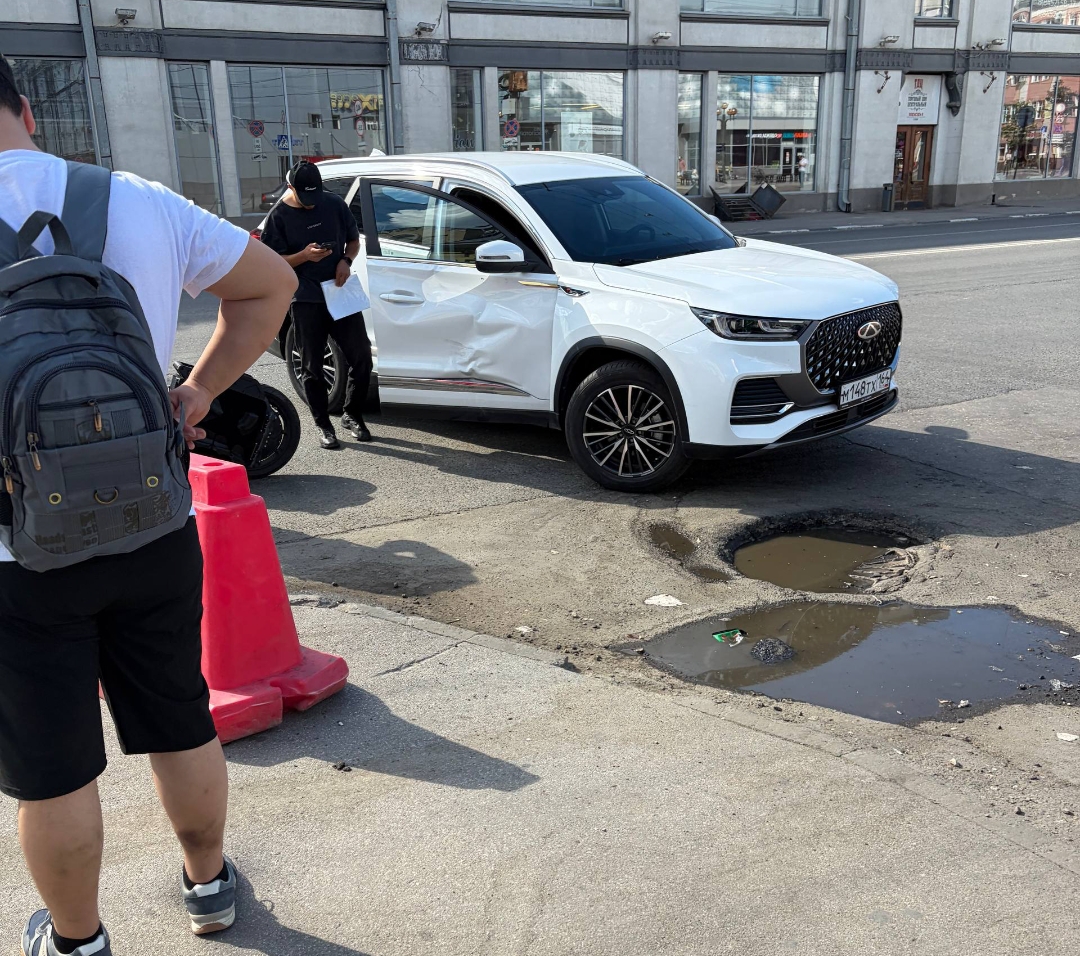 В центре Саратова мужчина на моноколесе врезался в кроссовер