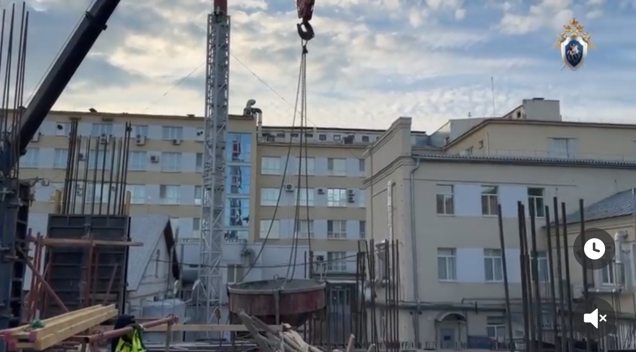 В Саратове на стройке от удара крана погиб рабочий