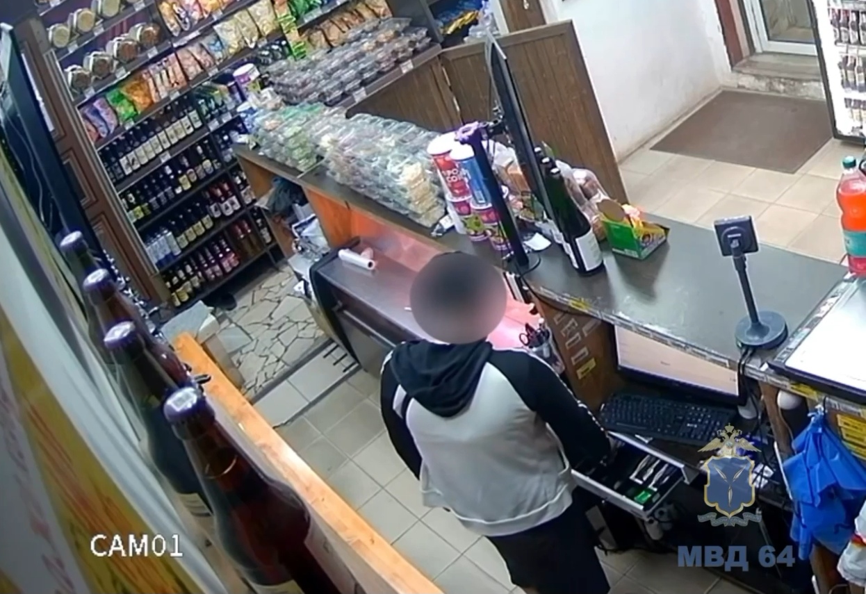 Саратовчанка с судимостью обчистила кассу магазина