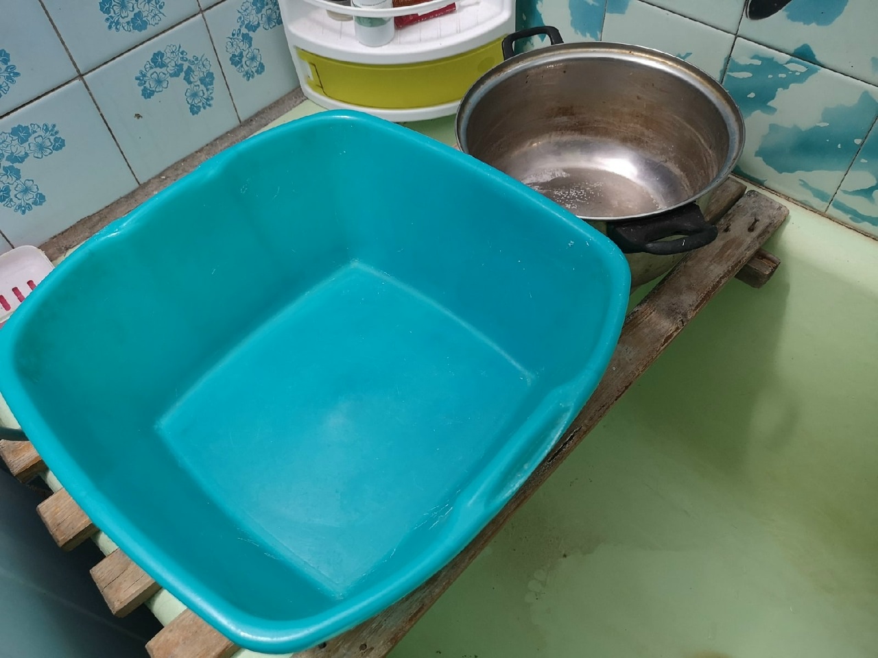 Половина жителей Саратова остается без воды дольше заявленных сроков Половина жителей Саратова остается без воды дольше заявленных сроков