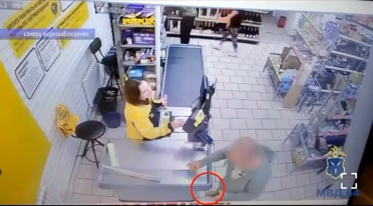 Подобравших чужой телефон саратовцев обвинили в краже Подобравших чужой телефон саратовцев обвинили в краже