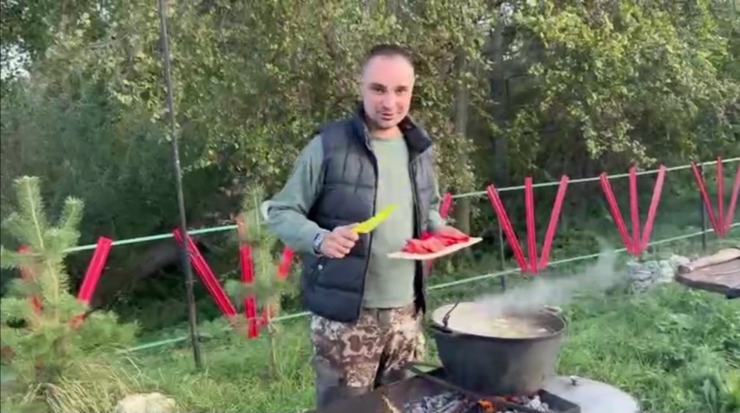 Глава Питерского района проводит выходные за приготовлением шулюма