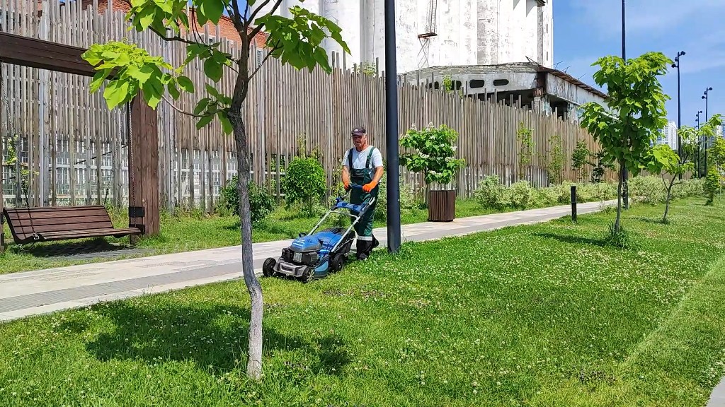 Исаев совершает обход газон