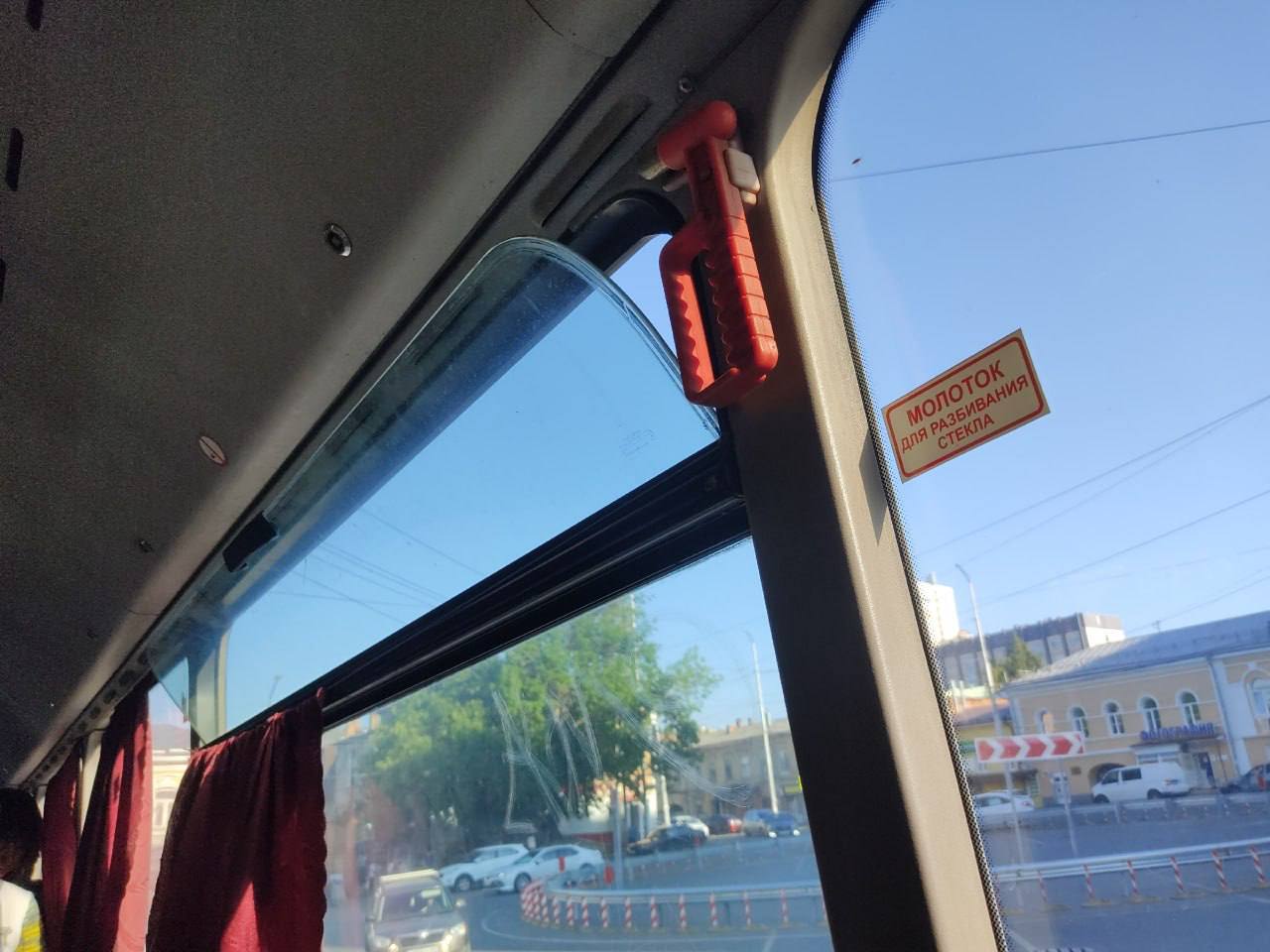 Окно в душном автобусе