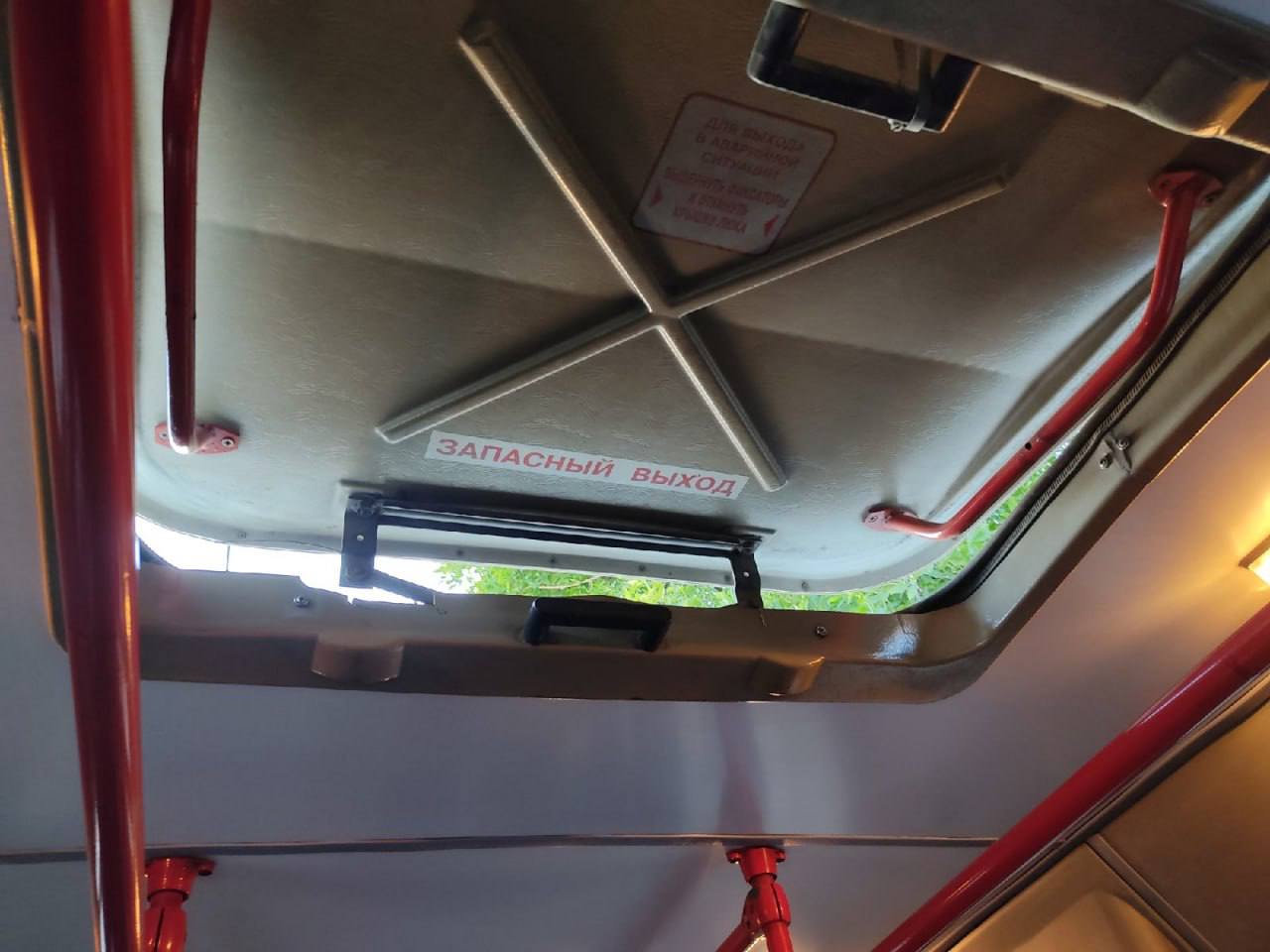 Люк в душном автобусе