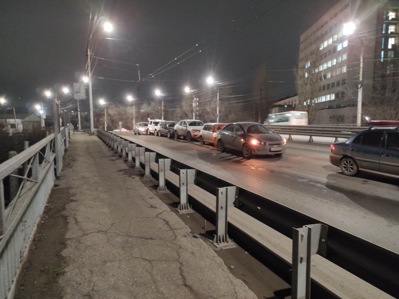 Паровоз из машин в Заводском районе