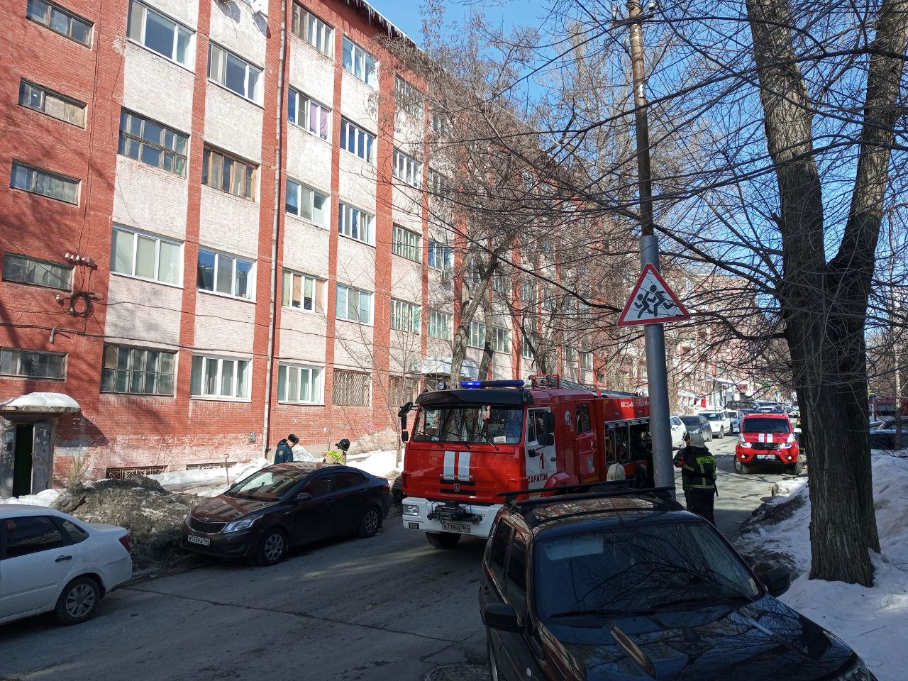 Пожарные у Дома коммуны в Саратове