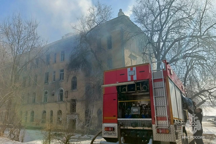 В Саратове загорелся дом-памятник, который мэрия продавала за рубль