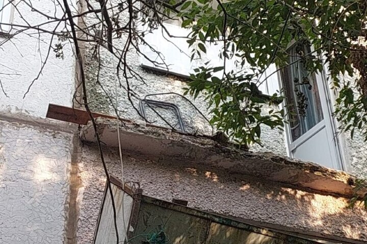 Житель Саратова покалечился при обрушении балкона