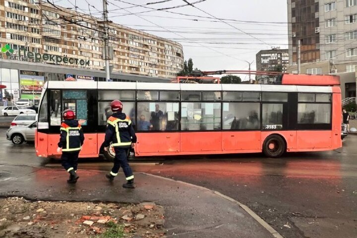В Саратове из-за непогоды ударило током водителя троллейбуса: женщину госпитализировали