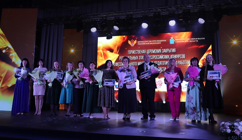 В Саратове замминистра образования получила выговор за "торжественую церемонию"