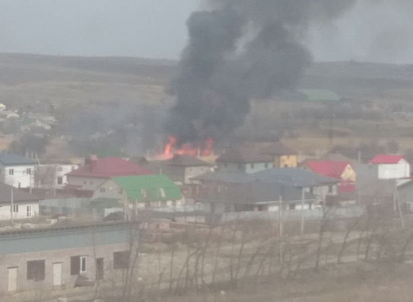 На окраине Саратова разгорелся пожар