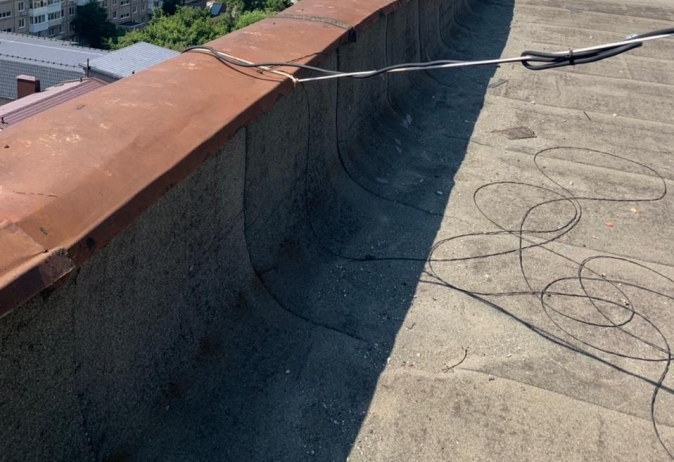 В Саратове управляющую компанию заставили отремонтировать крышу после затопления квартиры