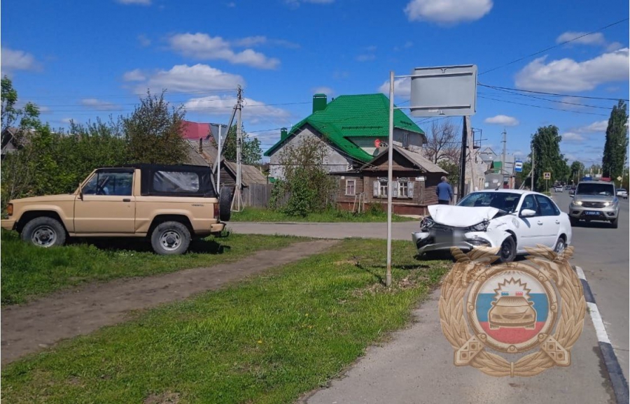 Трое человек пострадали при столкновении «Исузу» и «Лады» в Саратовской области