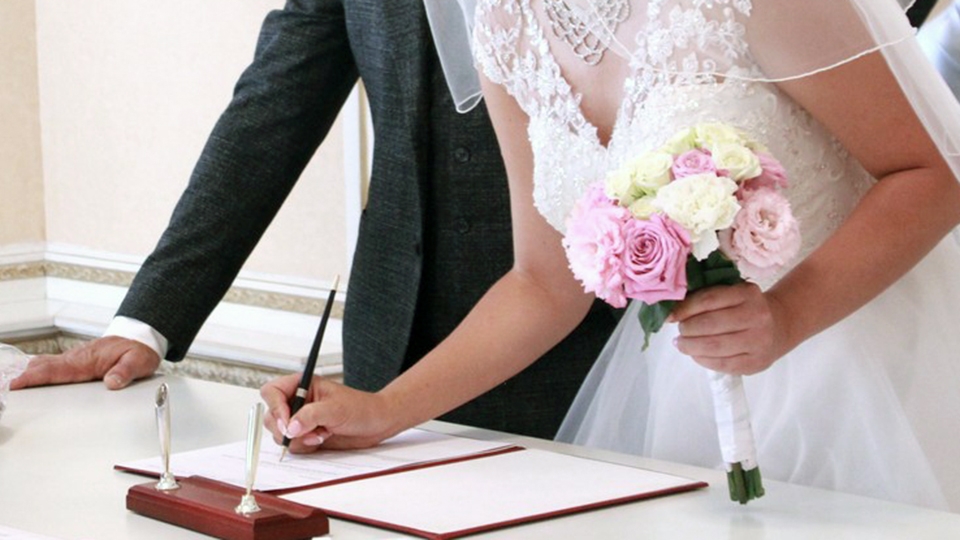 136 пар саратовцев хотят пожениться в апрельскую "зеркальную" дату