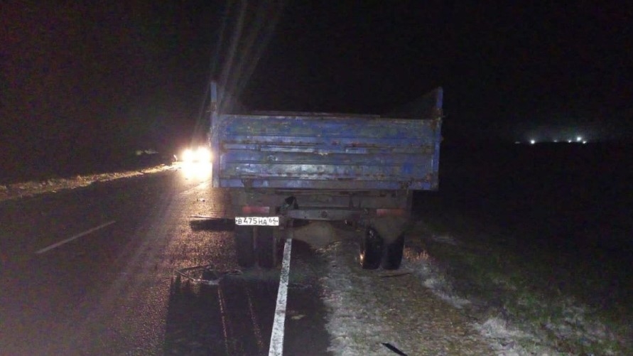 В Саратовской области женщина насмерть врезалась в стоящий на обочине самосвал