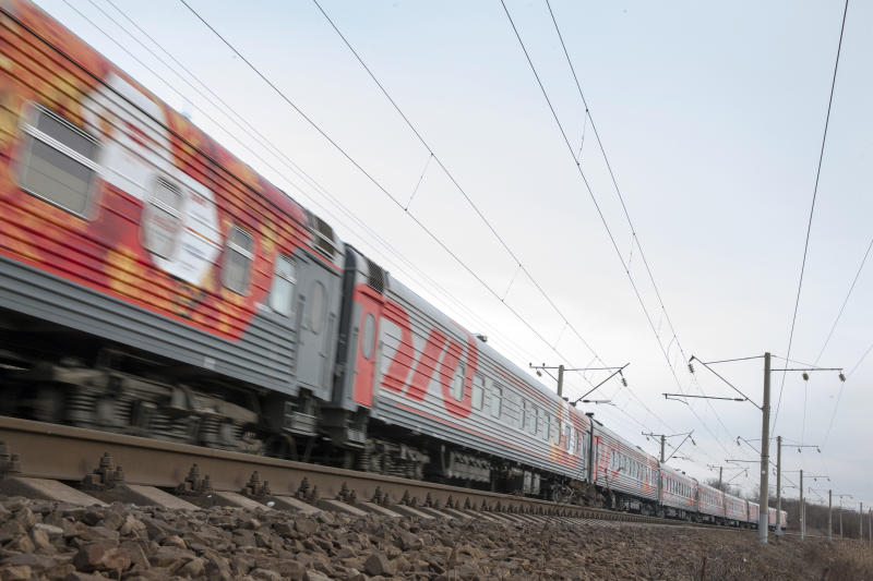 Пассажирский поезд протаранил легковушку в Саратовской области