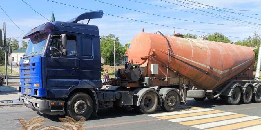 48-летний мужчина попал под колеса цементовоза в Саратовской области