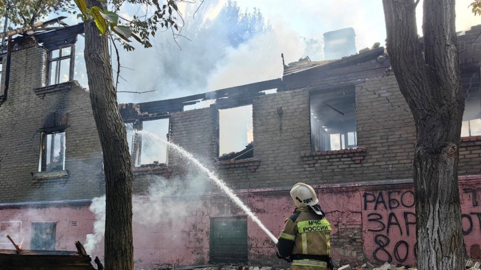 В Саратове на Техстекле сгорела расселенная двухэтажка