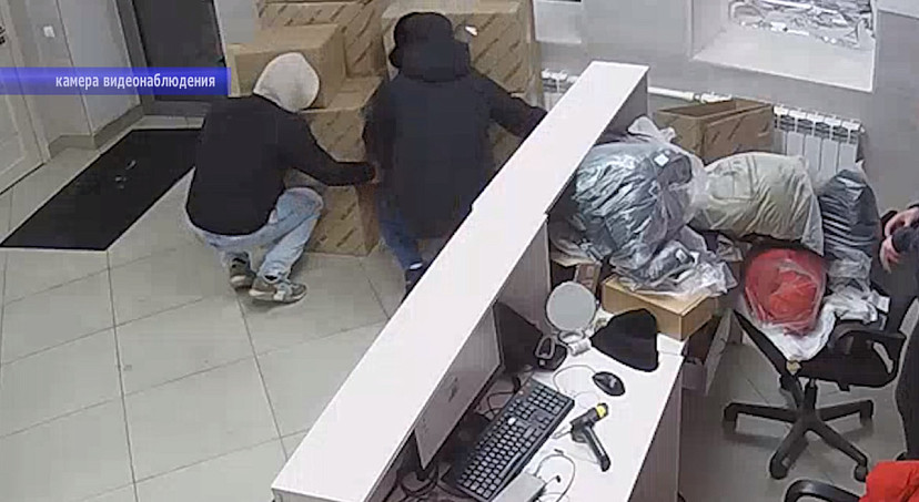 Двух саратовцев задержали за кражи товаров из пунктов выдачи