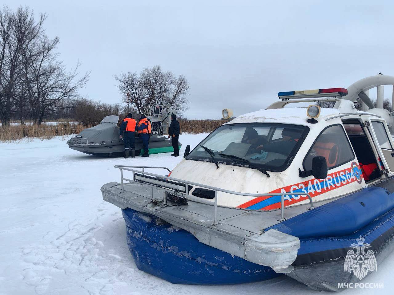 Саратовцы носятся по льду водоемов на аэролодках без документов