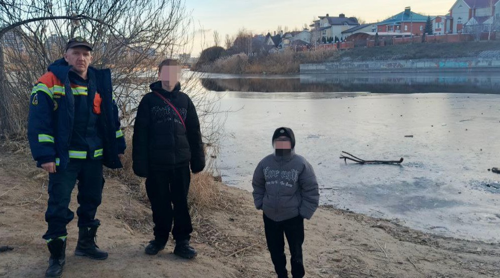 В Балакове двое детей гуляли по льду на оросительном канале