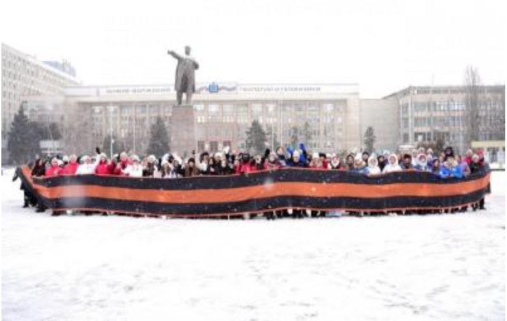 На Театральной площади Саратова развернули 100-метровую Георгиевскую ленту