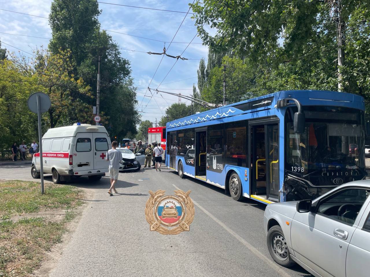 Водитель «Весты» травмировался в столкновении с троллейбусом в центре Саратова