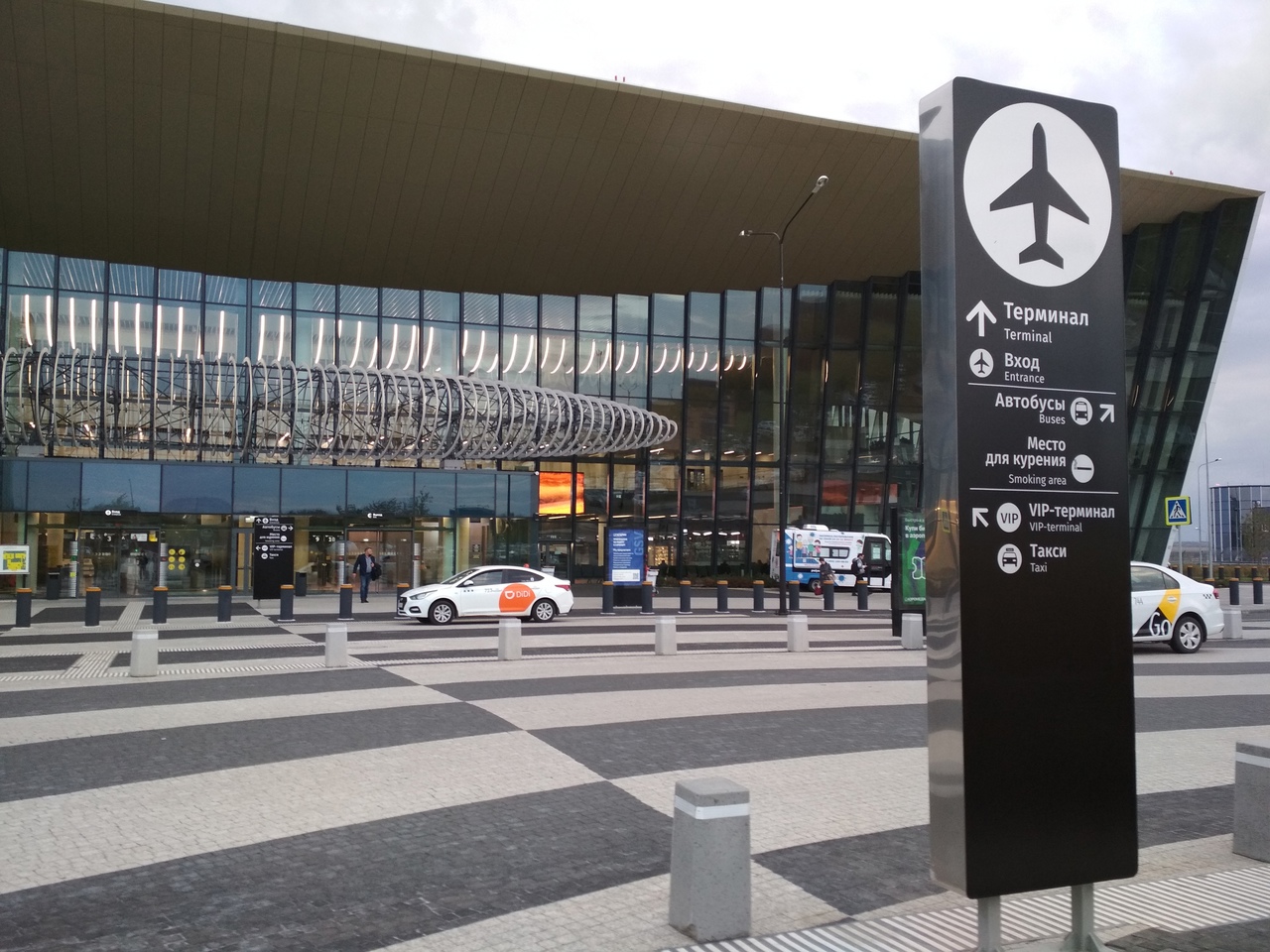 В саратовском аэропорту из-за возможной атаки беспилотников не смогли сесть два самолета