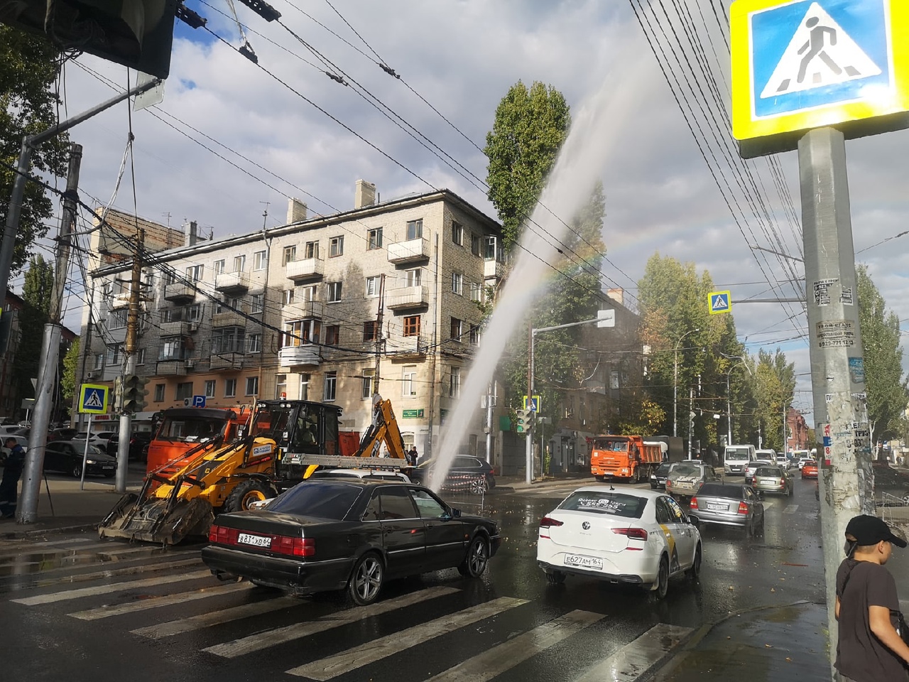 Фонтан высотой с пятиэтажный дом забил на улице Чернышевского в центре Саратова