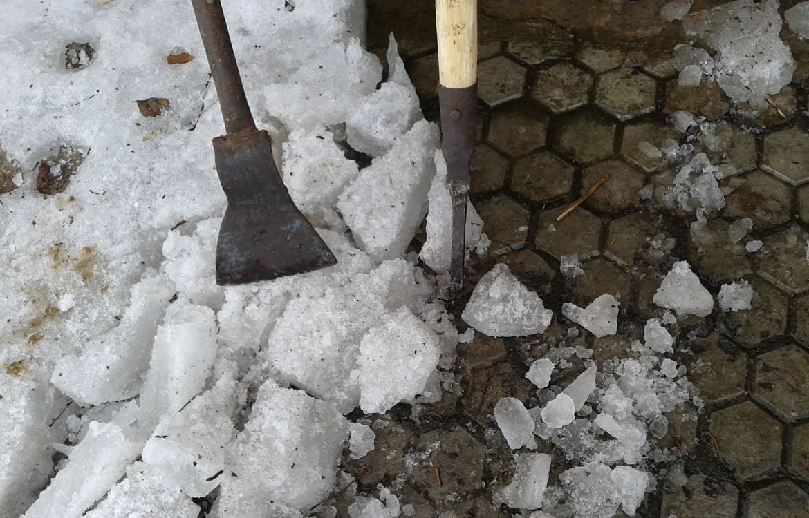 Саратовские спортсмены готовы долбить лед на тротуарах вместо тренировок