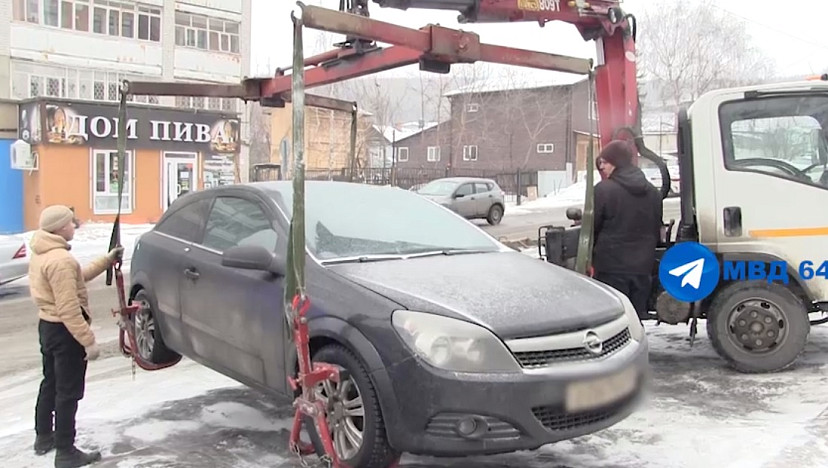 Водителей наказали за парковку на остановке у больницы Саратова